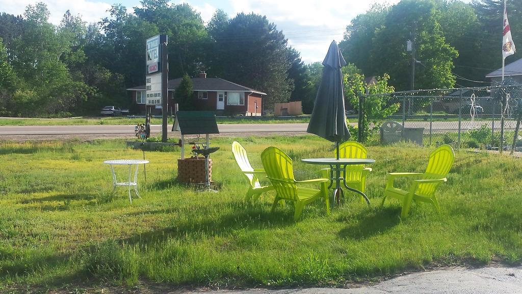 Time Travellers Motel Petawawa 外观 照片