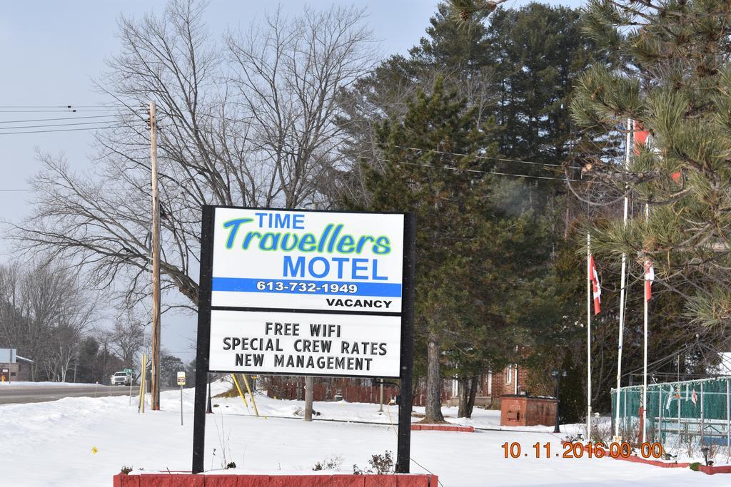 Time Travellers Motel Petawawa 外观 照片